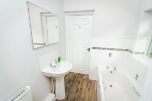 诺里奇Newly Refurbished House - 10 Minute Walk From City Centre的白色的浴室设有水槽和浴缸。