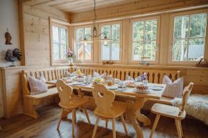 格伦德尔湖Narzissendorf Zloam的一间带木桌和椅子的用餐室