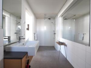维克Farmhouse Lodge的白色的浴室设有水槽和淋浴。