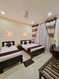康提Hanthana Mount View的酒店客房设有两张床和窗户。