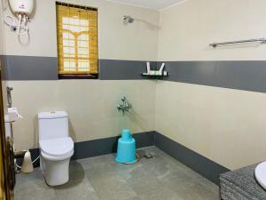 瓦尔卡拉Kerala cottage的一间带卫生间和水槽的浴室
