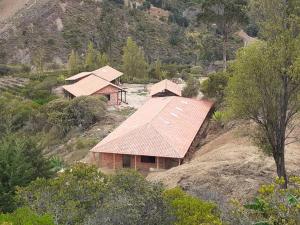 拉基拉Hotel Suamena的山丘上树木丛生的房屋