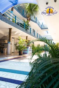 El YaqueHotel Posada La Mar的一座带游泳池的建筑,设有楼梯和植物