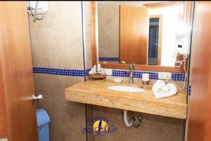El YaqueHotel Posada La Mar的一间带水槽和镜子的浴室