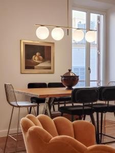 罗马Casavignoni luxury apartment with terrace的一间带桌椅的用餐室