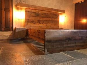 CastelmagnoRelais La Font的木墙,房间带桌子