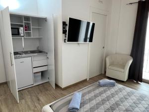 普拉L’ANGELO BIANCO的一间白色的小房间,配有床和厨房