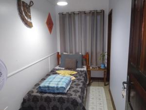 约恩维利Pousada Joinville的一间小卧室,卧室内配有一张床铺
