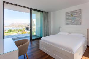 卡拉塔斯Villa Valentina Chania的一间卧室设有一张床和一个大窗户