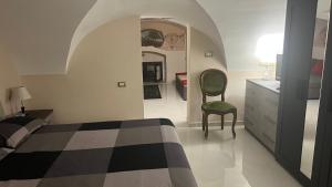 卡塔尼亚Donizetti House的一间卧室配有一张床、梳妆台和椅子