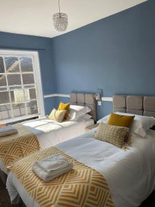 Whitchurch怀特哈特宾馆的蓝色墙壁客房的两张床