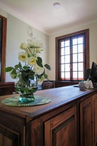 蒂格雷RIO TIGRE HOTEL的木桌上白色花瓶