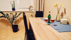 拉贝河畔乌斯季Cozy apartment at river Labe near center and train的一张木桌,配有两杯葡萄酒和一瓶
