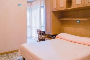 PalenaHotel Terrazzo d'Abruzzo的酒店客房设有两张床和窗户。