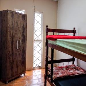 大坎普Hostel Salazar的客房设有两张双层床和橱柜。