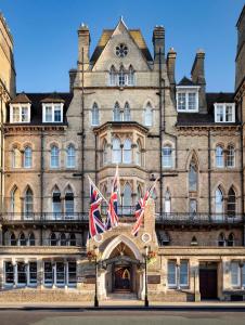 牛津The Randolph Hotel, by Graduate Hotels的前面有两面英国国旗的旧楼