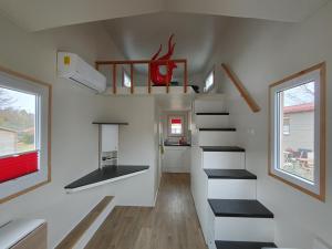 VisselhövedeMY LITTLE TINY HOUSE的一个小房子,设有楼梯和浴室