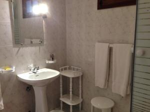 波瓦迪拉尼奥苏阿巴餐厅旅馆的白色的浴室设有水槽和镜子