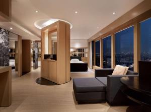 首尔首尔君悦酒店的大楼内的客厅配有沙发和床