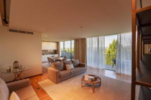 瓦尔帕苏什Olive Nature - Hotel & SPA da Quinta Dona Adelaide的客厅配有沙发和桌子