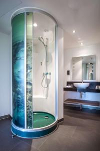 吕姆朗Radisson Hotel Zurich Airport的带淋浴和盥洗盆的浴室