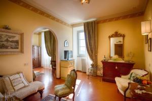 科尔托纳Hotel Villa Marsili的客厅配有家具和镜子