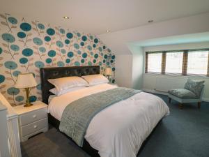 NortonPond View的一间卧室设有一张带花卉墙壁的大床