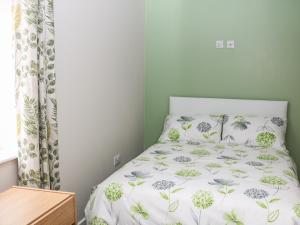 埃普沃思普罗维登斯公寓，唐卡斯特的一间卧室配有一张带花卉床罩的床