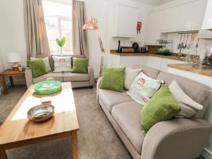 斯卡伯勒Manor Heath Apartment 1的客厅配有沙发和桌子