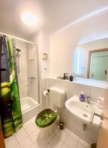 菲尔特Apartment im Stadtzentrum mit W-LAN und Netflix Home Sweet Home的浴室配有卫生间、盥洗盆和淋浴。