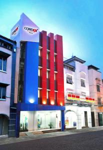 雅加达Cordex Hotel Ancol的前面有声标的建筑