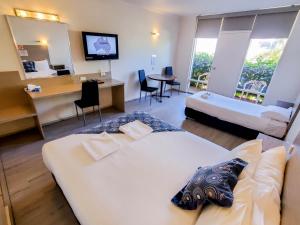 米尔迪拉森多尔斯汽车旅馆的酒店客房配有两张床和一张书桌