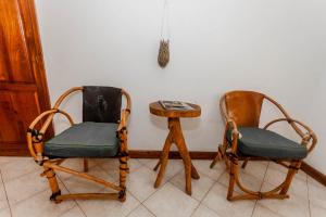 阿鲁沙宝阿别墅旅舍的房间里的两张椅子和一张桌子