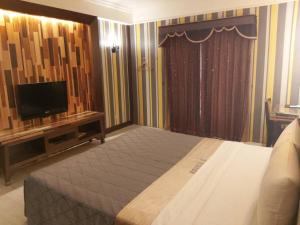 高雄香堤晶典汽车旅馆的一间卧室配有一张床和一台平面电视