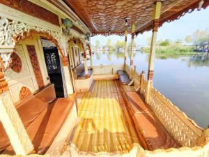 斯利那加Houseboat Raja's Palace的一条河上的小船,享有水景