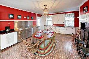 WiscassetNickels-Sortwell House的厨房设有红色的墙壁和桌椅