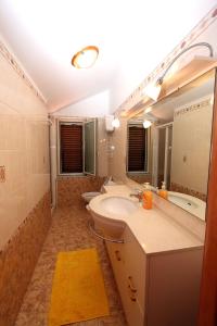 维博瓦伦蒂亚码头Bed and Breakfast Vibo Mare的浴室设有2个水槽和2个卫生间
