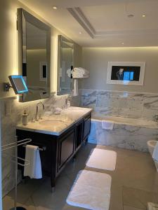 迪拜2 Bedroom with Full Burj view的一间带两个盥洗盆和大镜子的浴室