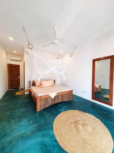 南威Siri Beach Lodge的一间卧室配有床、镜子和地毯