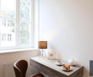 布拉迪斯拉发Dagmar Apartment的一张桌子,上面放着一盘面包和一盏灯