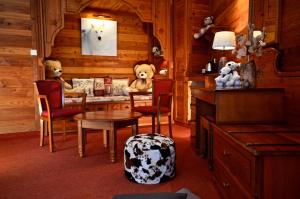 莱德萨阿尔卑斯Hôtel Serre Palas的两个泰迪熊坐在一个桌子的房间