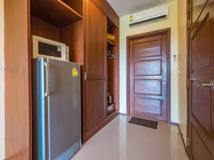 班泰Condo AVANTA Unit А405的厨房配有不锈钢冰箱和门