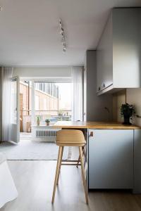 斯德哥尔摩Avanti Apartment Hotel的一间厨房,里面配有桌子和凳子