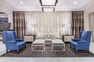 费城费城-历史区温德姆酒店的客厅配有沙发和2把蓝色椅子