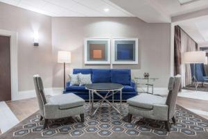 费城费城-历史区温德姆酒店的客厅配有蓝色的沙发和桌子