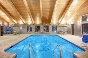 Ottumwa奥塔姆瓦阿梅莉旅馆的一个带木制天花板的大型游泳池