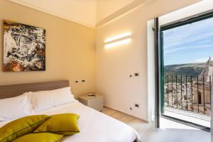 拉古萨Vicolo QuattroSei的一间卧室设有一张床和一个大窗户