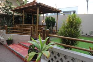 卡特勒博尔纳Sikamifer Tourist Resort的凉亭门廊和一些植物