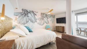 PájaraEtti-Paradise Suite La Ballena的一间卧室配有一张带白色床单的床和一扇窗户。