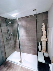埃文河畔斯特拉特福Victoriana Apartment - Private Balcony的浴室里设有玻璃门淋浴